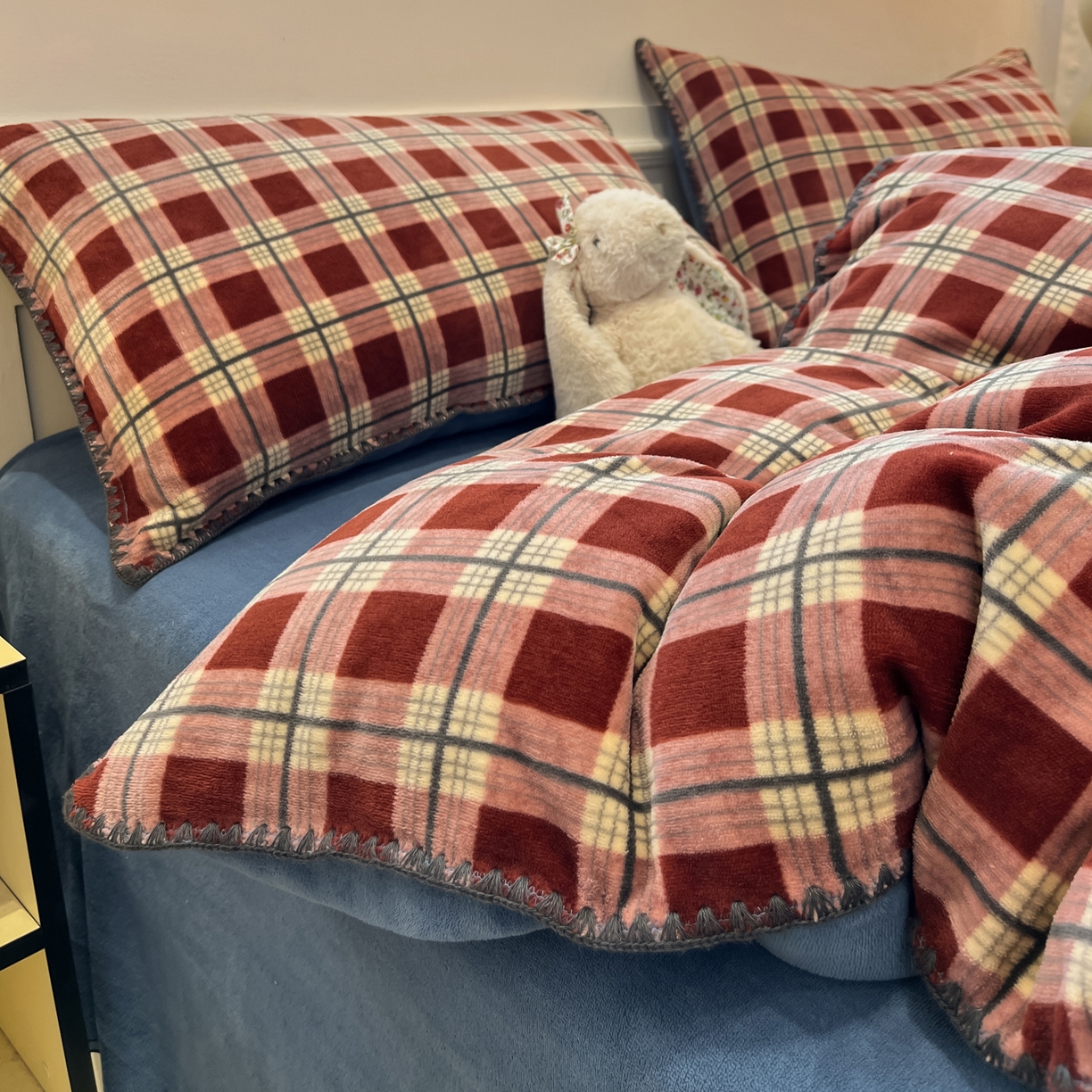 91家纺网 家纺一手货源 找家纺 如一 2025新款A类高克重牛奶绒印花三角针工艺四件套 英伦红