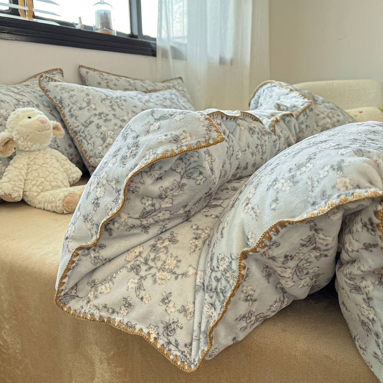 91家纺网 家纺一手货源 找家纺 如一 2025新款A类高克重牛奶绒印花三角针工艺四件套 暗香