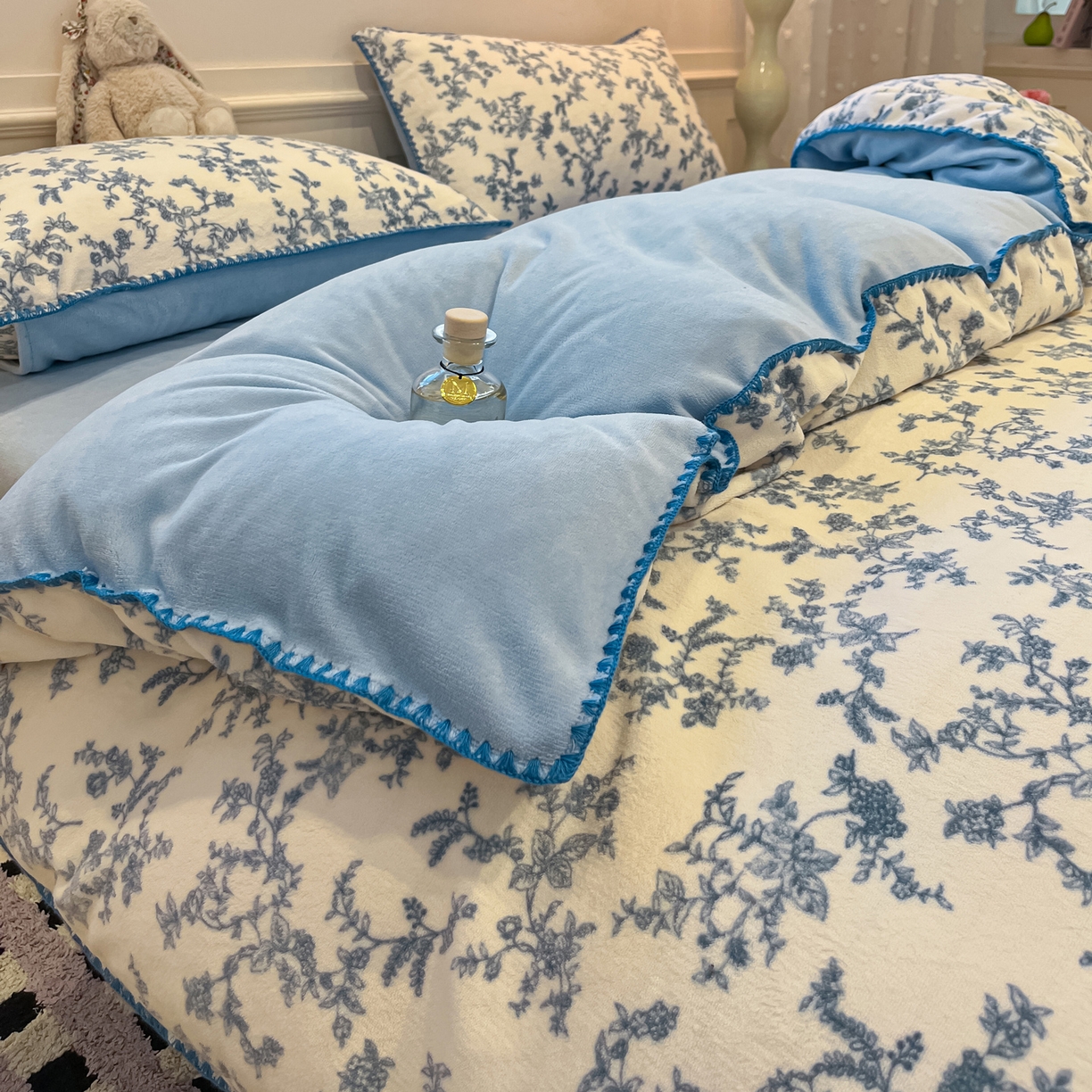 91家纺网 家纺一手货源 找家纺 如一 2025新款A类高克重牛奶绒印花三角针工艺四件套 雅韵蓝