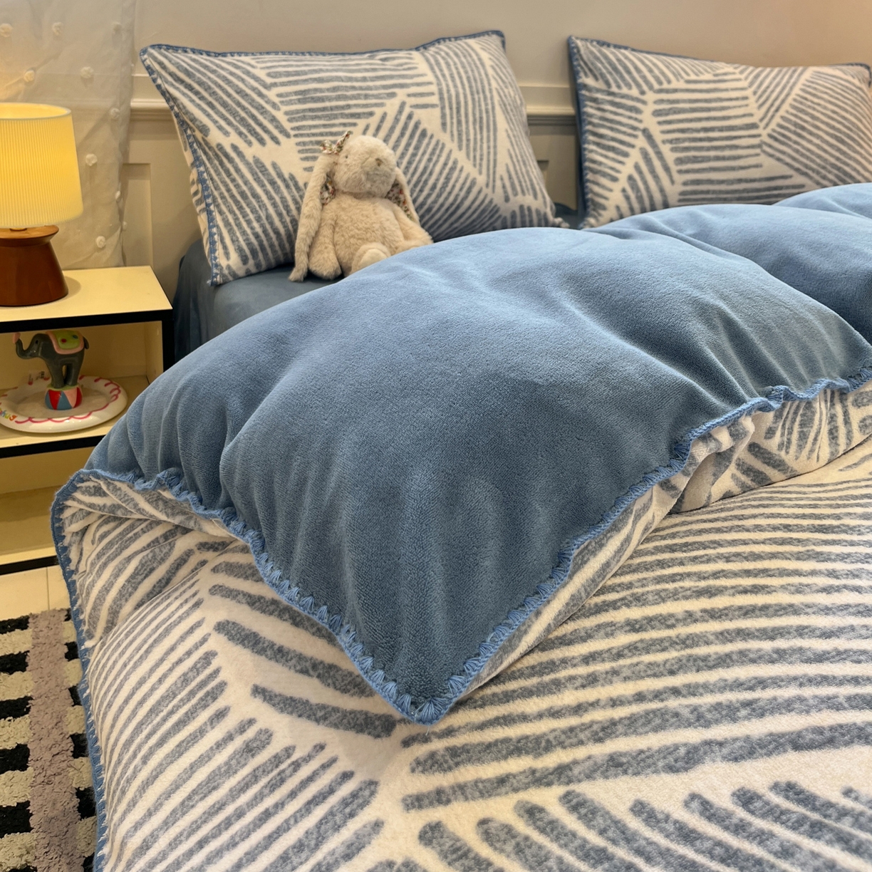 91家纺网 家纺一手货源 找家纺 如一 2025新款A类高克重牛奶绒印花三角针工艺四件套 秘境蓝