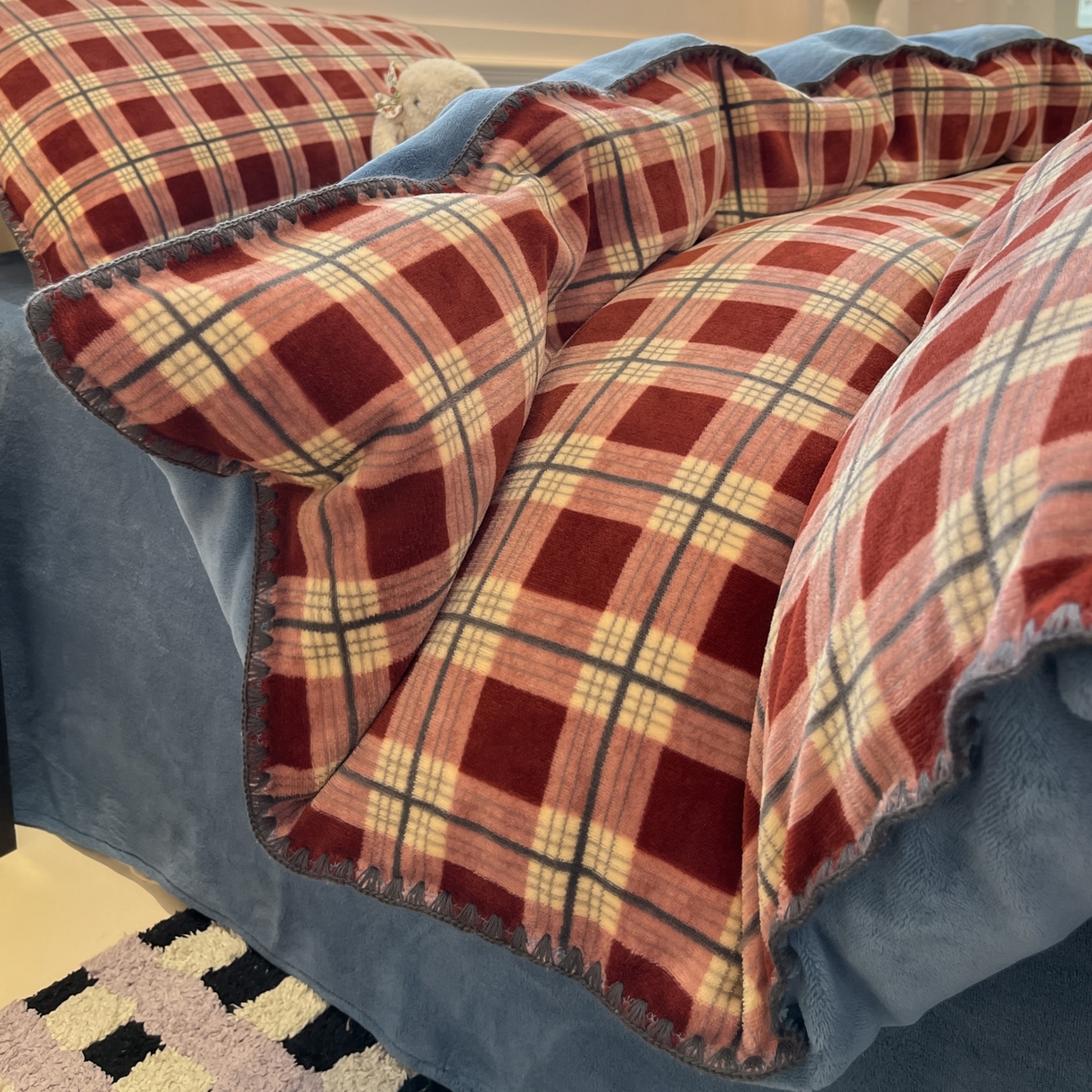 91家纺网 家纺一手货源 找家纺 如一 2025新款A类高克重牛奶绒印花三角针工艺四件套 英伦红