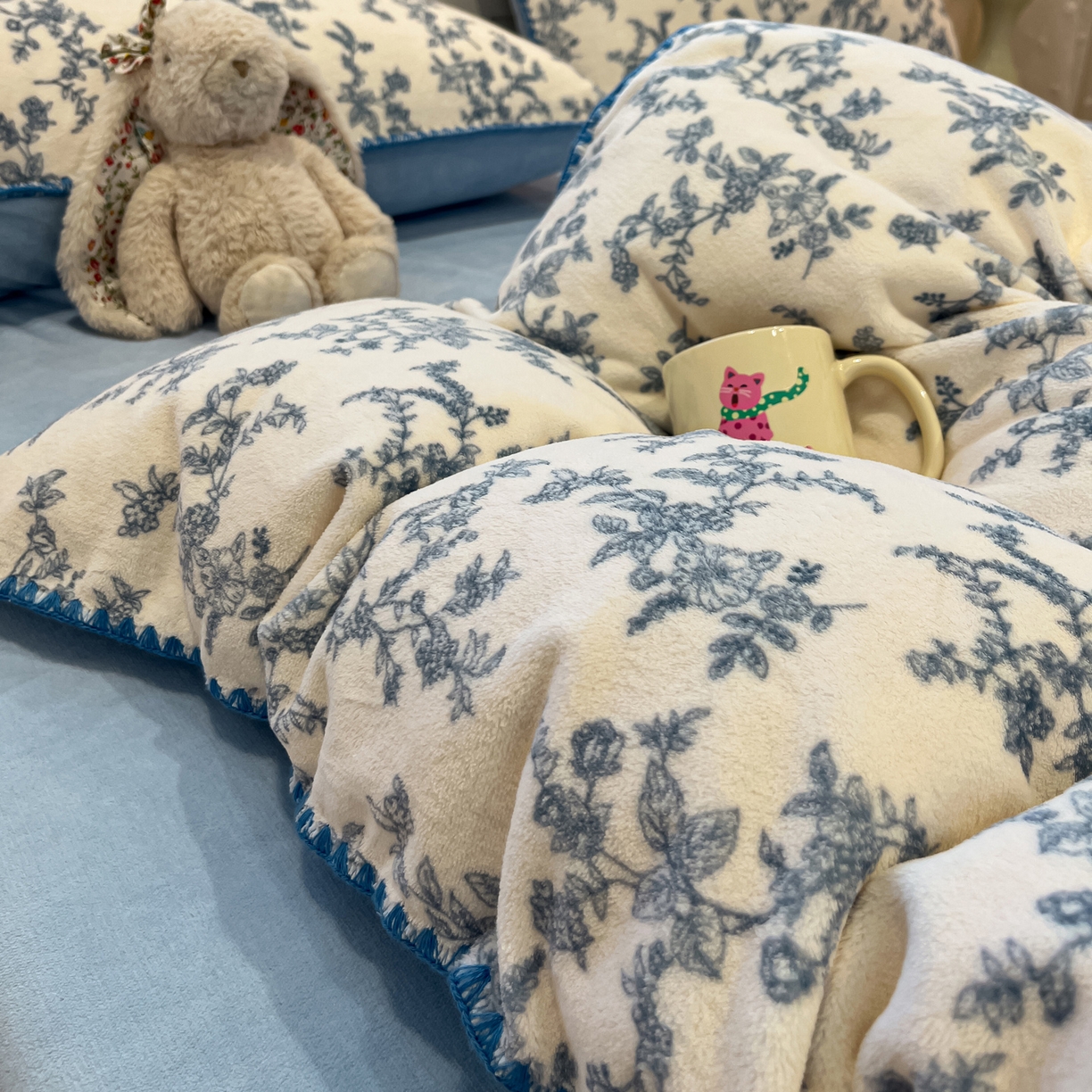 91家纺网 家纺一手货源 找家纺 如一 2025新款A类高克重牛奶绒印花三角针工艺四件套 雅韵蓝