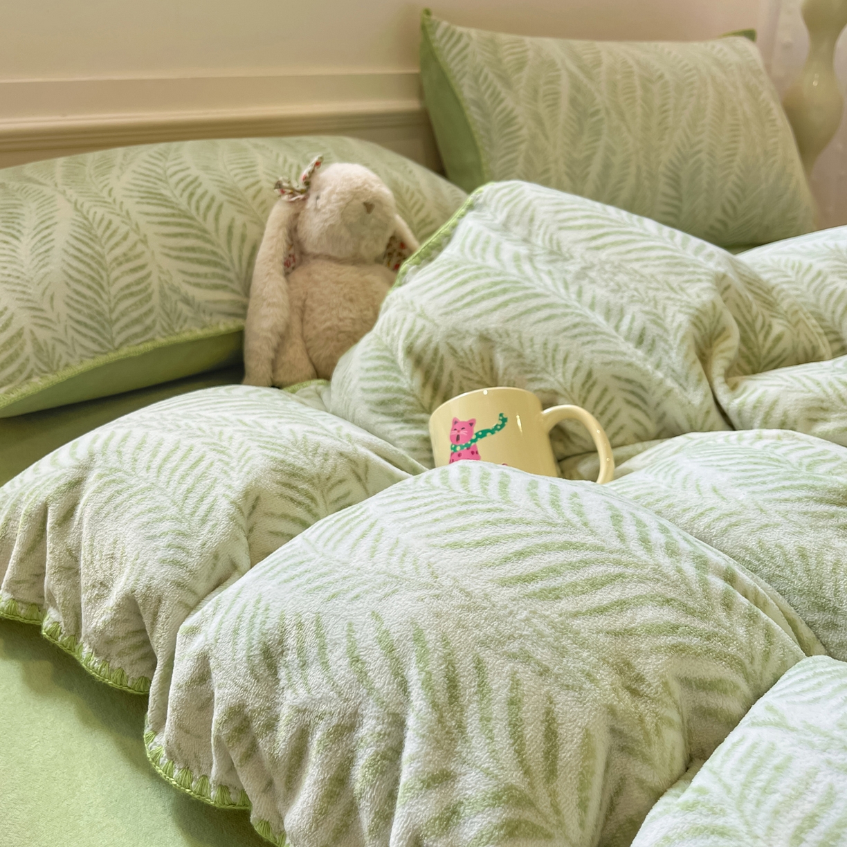 91家纺网 家纺一手货源 找家纺 如一 2025新款A类高克重牛奶绒印花三角针工艺四件套 流年绿