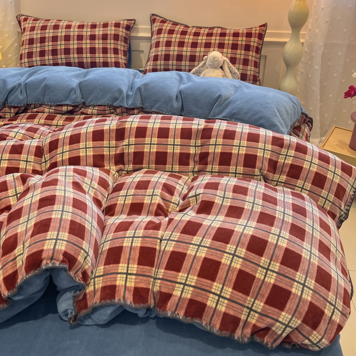 91家纺网 家纺一手货源 找家纺 如一 2025新款A类高克重牛奶绒印花三角针工艺四件套 英伦红