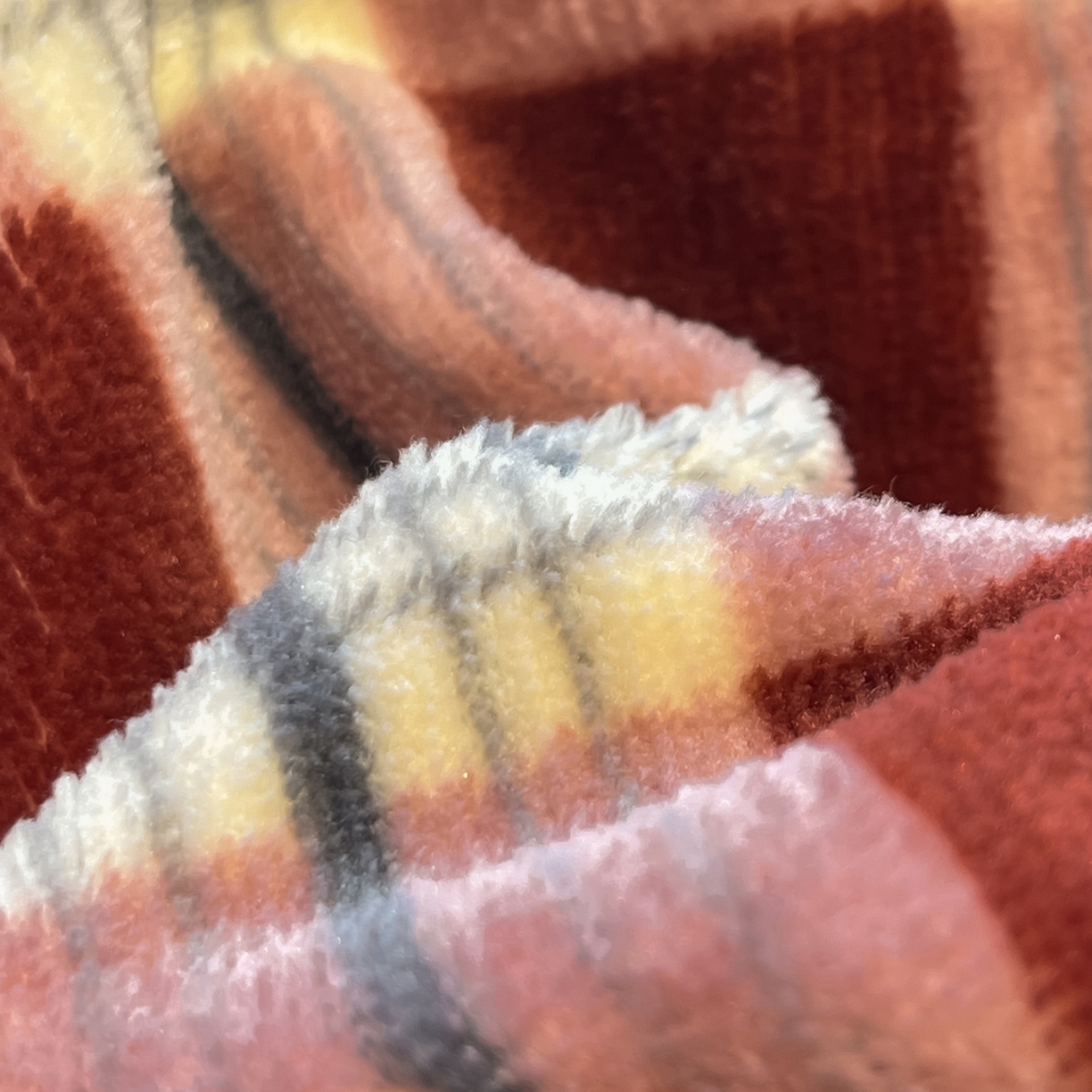 91家纺网 家纺一手货源 找家纺 如一 2025新款A类高克重牛奶绒印花三角针工艺四件套 英伦红