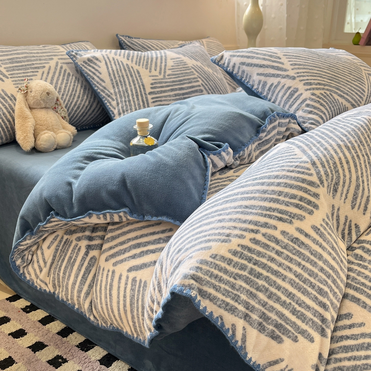 91家纺网 家纺一手货源 找家纺 （总）如一 2025新款A类高克重牛奶绒印花三角针工艺四件套,秘境蓝,安梦,暗香,格韵咖,流年绿,芒种,秋思咖,香榭,芽青,雅韵蓝,英伦红,英伦蓝