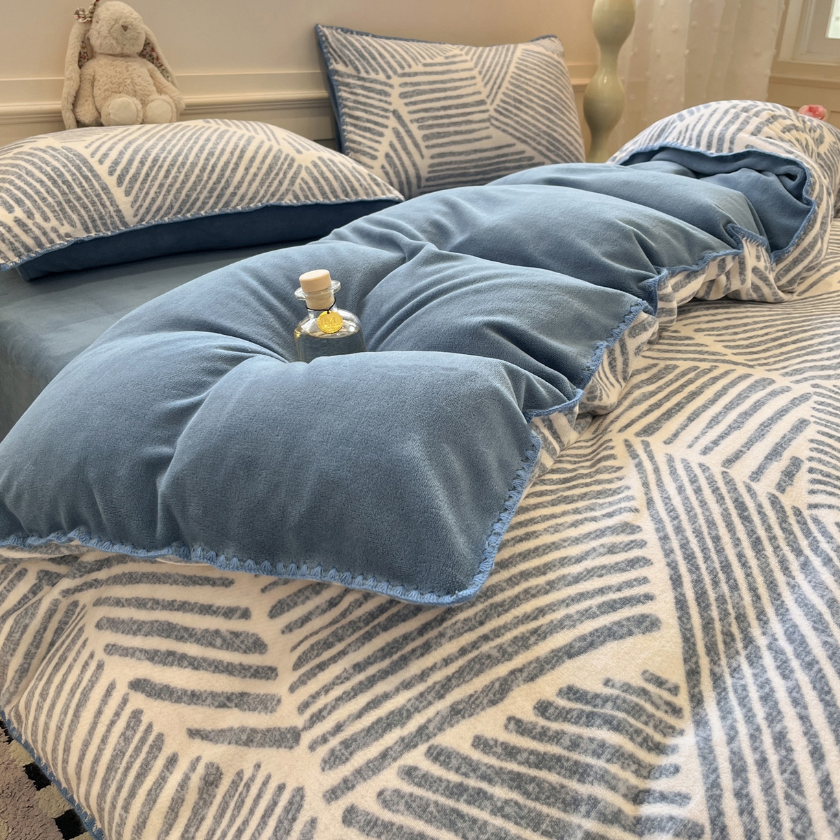 91家纺网 家纺一手货源 找家纺 （总）如一 2025新款A类高克重牛奶绒印花三角针工艺四件套