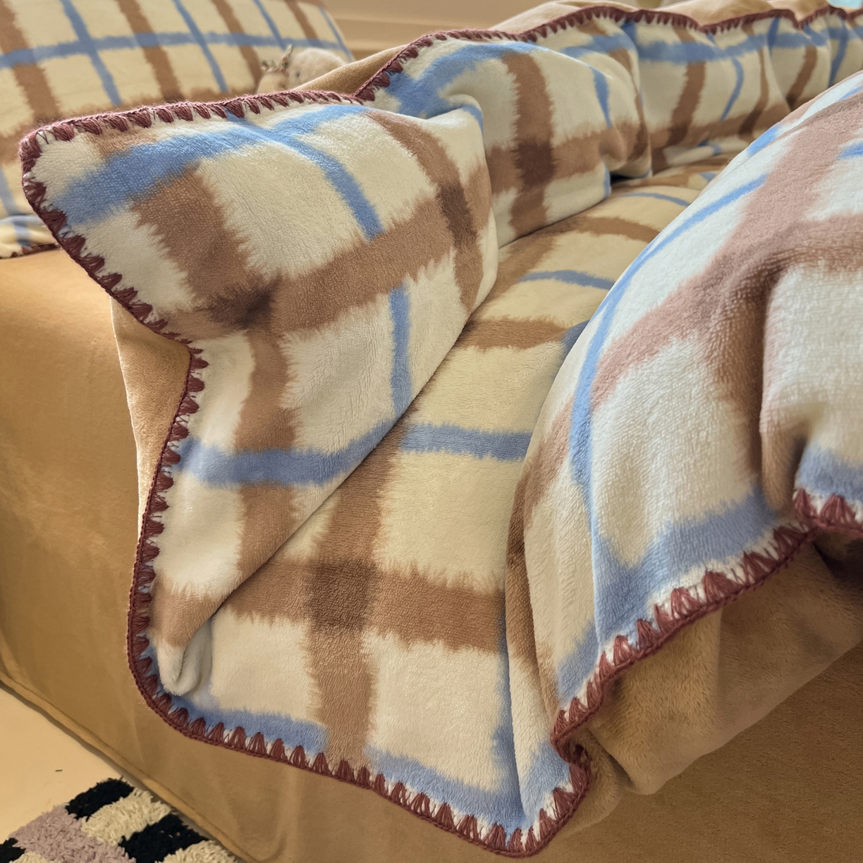 91家纺网 家纺一手货源 找家纺 如一 2025新款A类高克重牛奶绒印花三角针工艺四件套 格韵咖