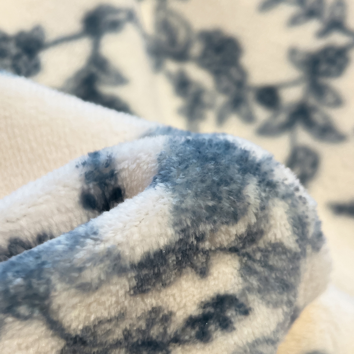 91家纺网 家纺一手货源 找家纺 如一 2025新款A类高克重牛奶绒印花三角针工艺四件套 雅韵蓝