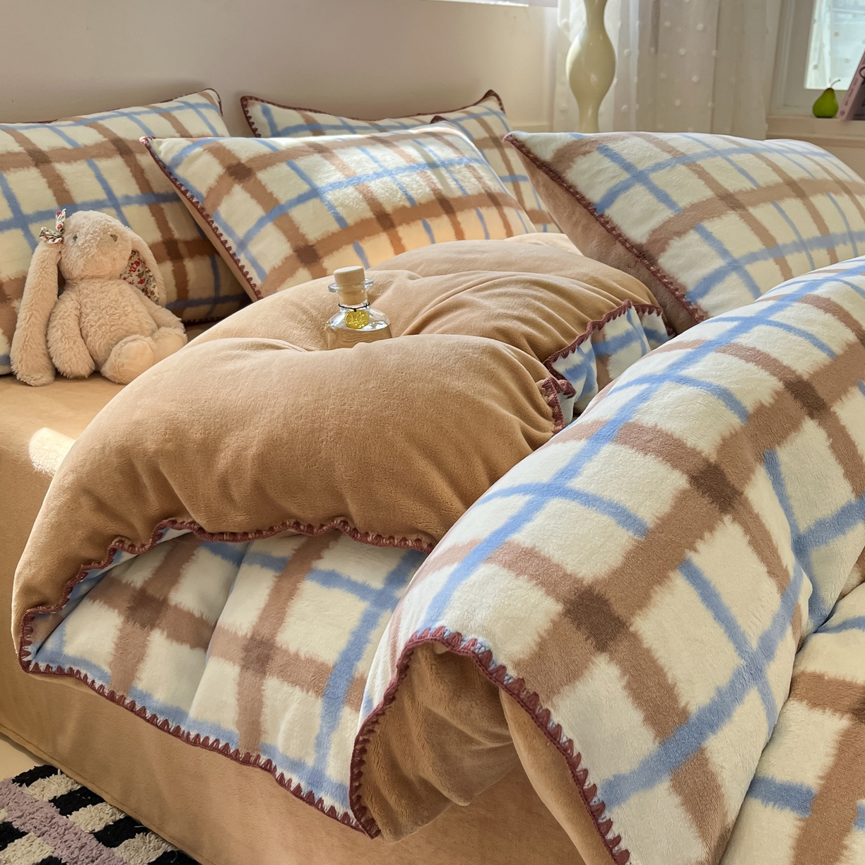 91家纺网 家纺一手货源 找家纺 如一 2025新款A类高克重牛奶绒印花三角针工艺四件套 格韵咖