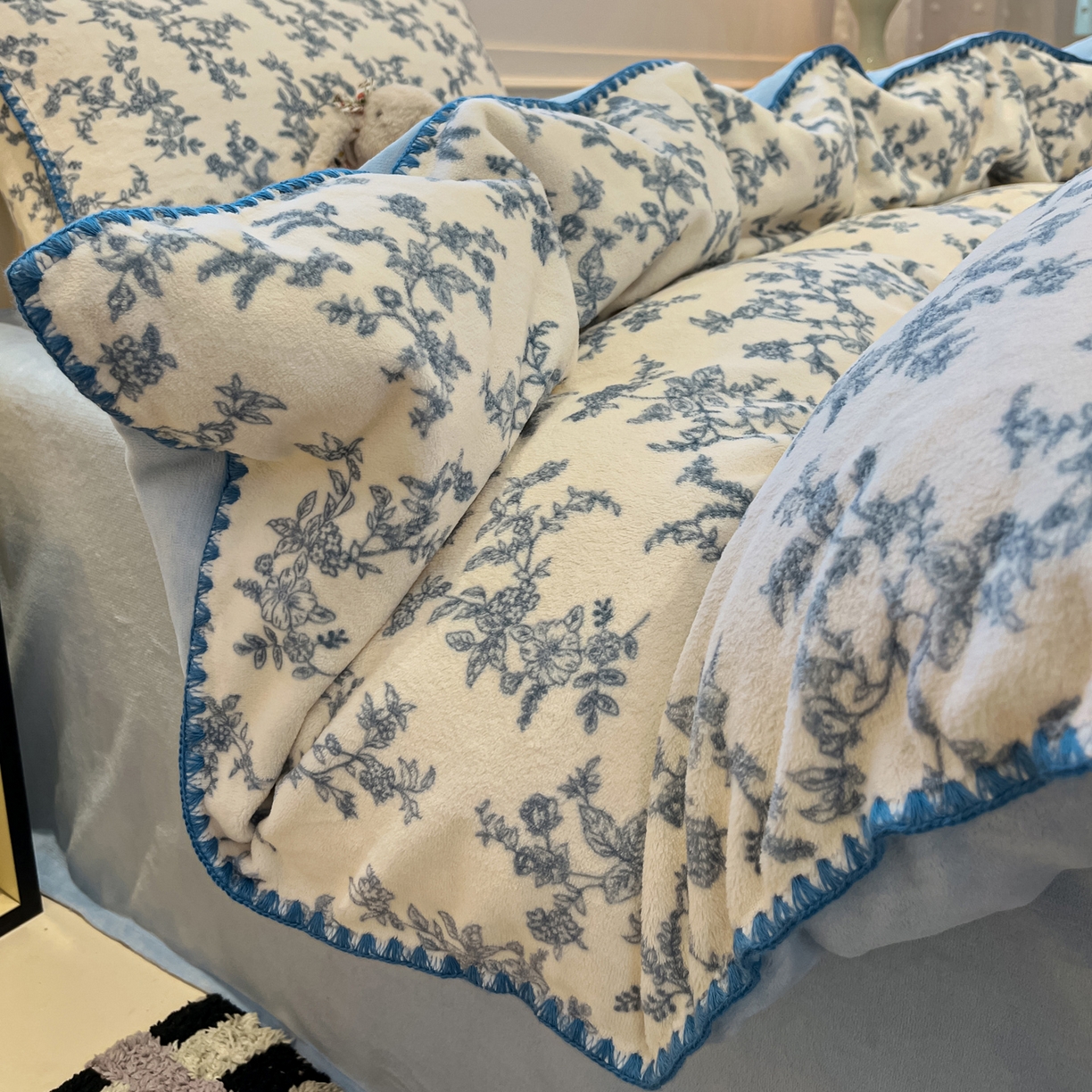 91家纺网 家纺一手货源 找家纺 如一 2025新款A类高克重牛奶绒印花三角针工艺四件套 雅韵蓝