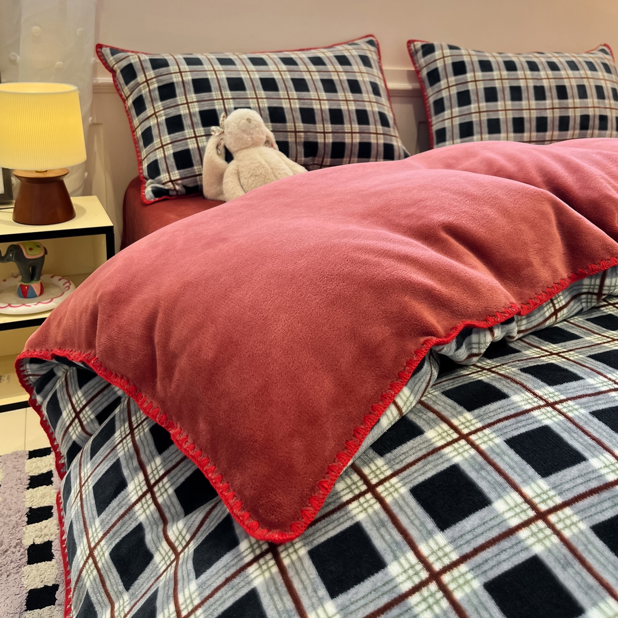 91家纺网 家纺一手货源 找家纺 如一 2025新款A类高克重牛奶绒印花三角针工艺四件套 英伦蓝