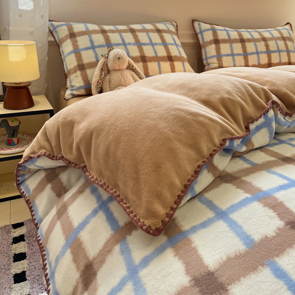 91家纺网 家纺一手货源 找家纺 如一 2025新款A类高克重牛奶绒印花三角针工艺四件套 格韵咖