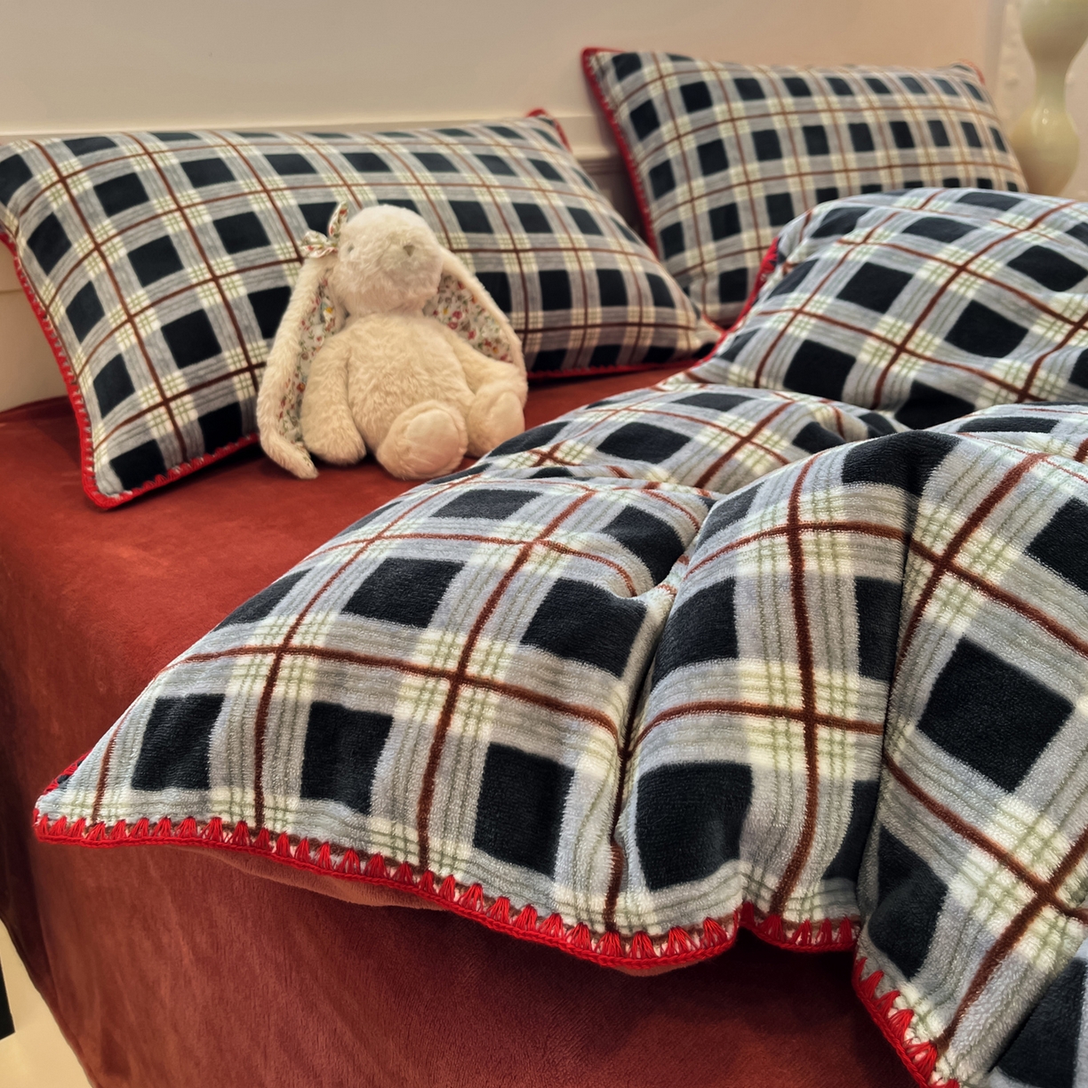 91家纺网 家纺一手货源 找家纺 如一 2025新款A类高克重牛奶绒印花三角针工艺四件套 英伦蓝