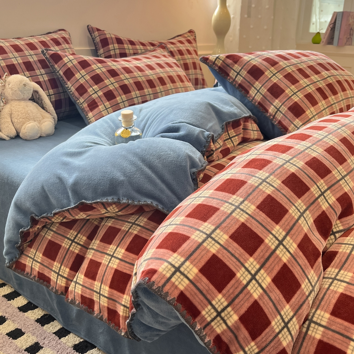 91家纺网 家纺一手货源 找家纺 如一 2025新款A类高克重牛奶绒印花三角针工艺四件套 英伦红