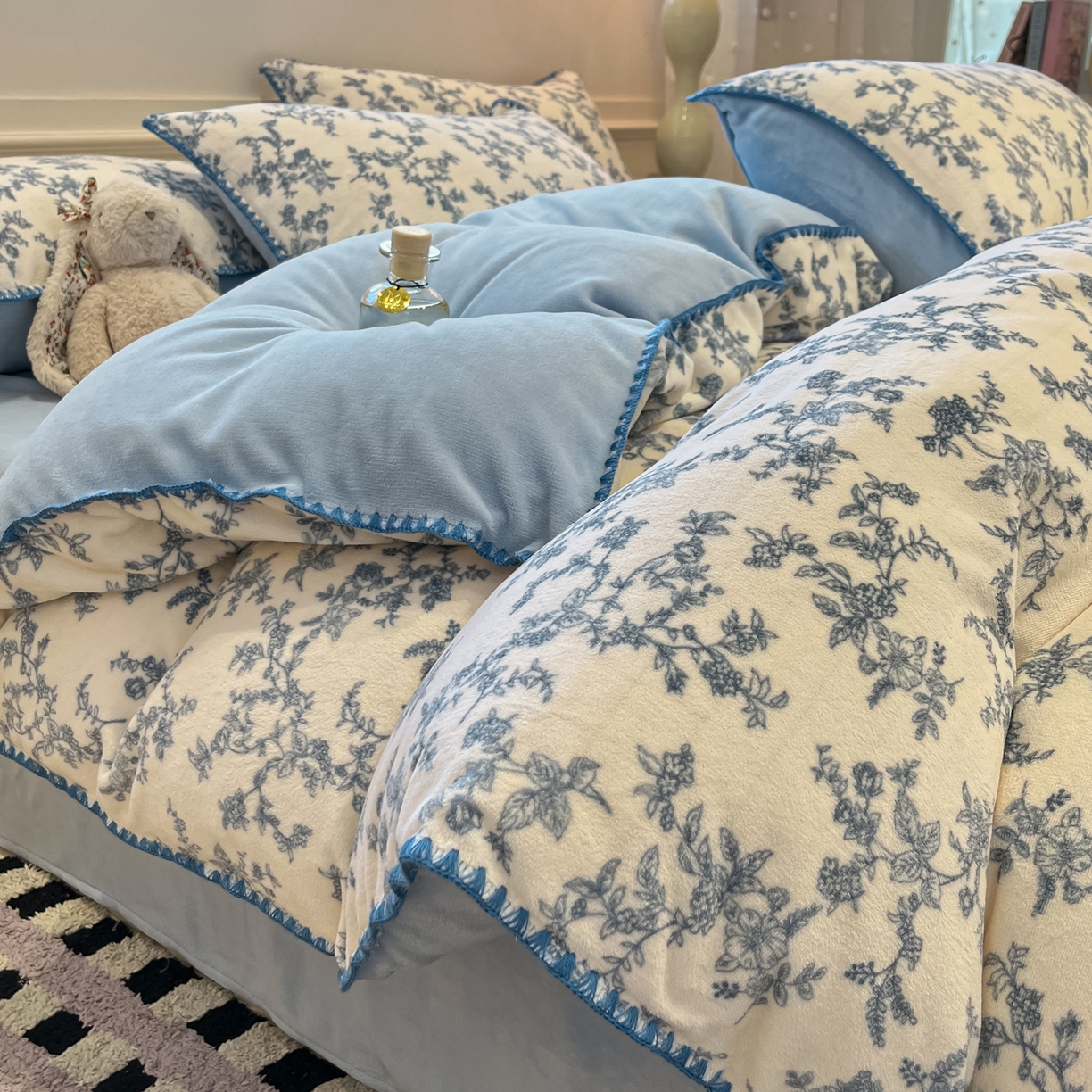 91家纺网 家纺一手货源 找家纺 如一 2025新款A类高克重牛奶绒印花三角针工艺四件套 雅韵蓝