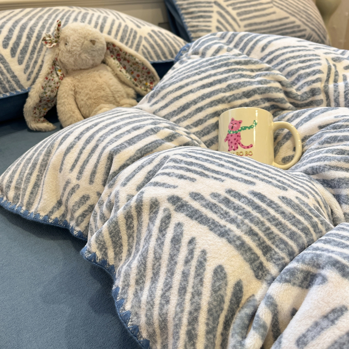 91家纺网 家纺一手货源 找家纺 （总）如一 2025新款A类高克重牛奶绒印花三角针工艺四件套