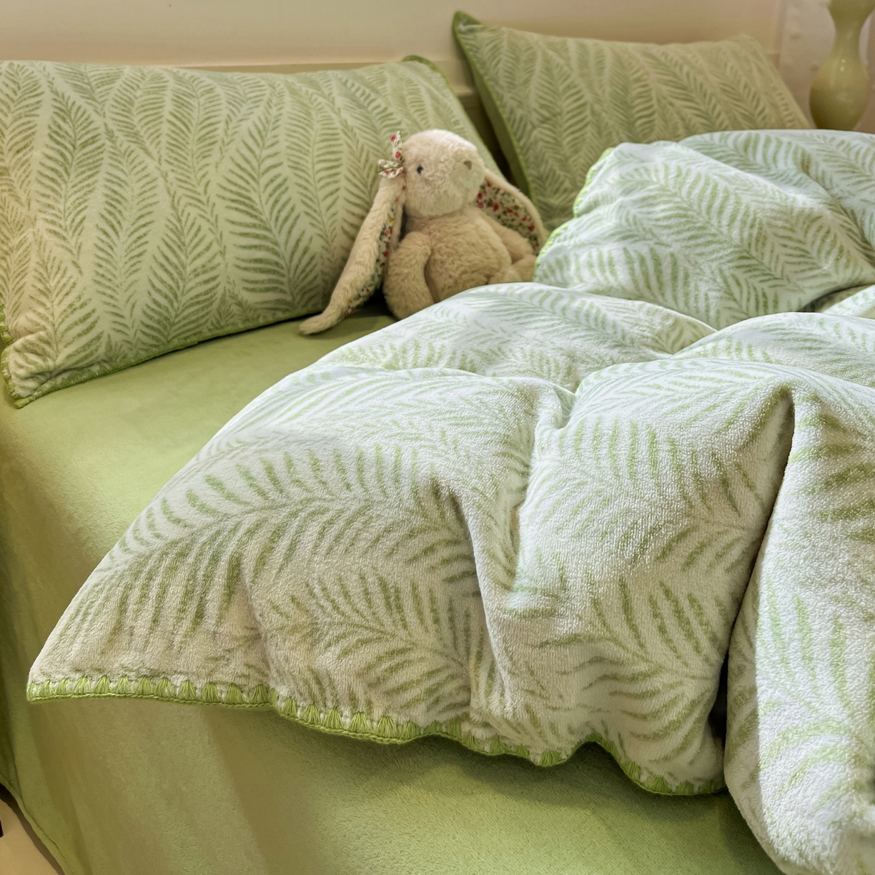 91家纺网 家纺一手货源 找家纺 如一 2025新款A类高克重牛奶绒印花三角针工艺四件套 流年绿