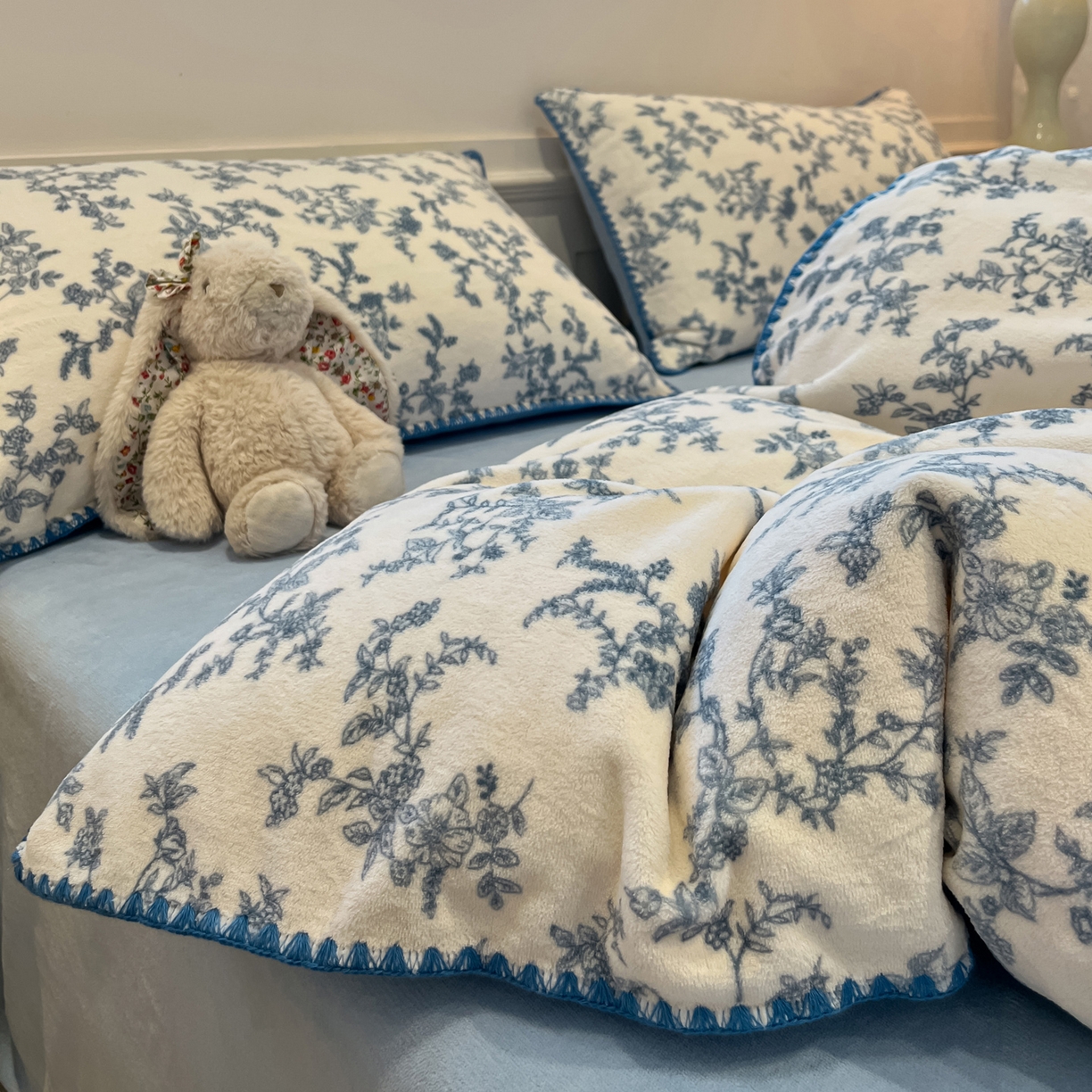 91家纺网 家纺一手货源 找家纺 如一 2025新款A类高克重牛奶绒印花三角针工艺四件套 雅韵蓝