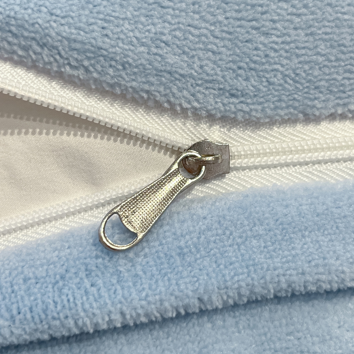 91家纺网 家纺一手货源 找家纺 如一 2025新款A类高克重牛奶绒印花三角针工艺四件套 雅韵蓝