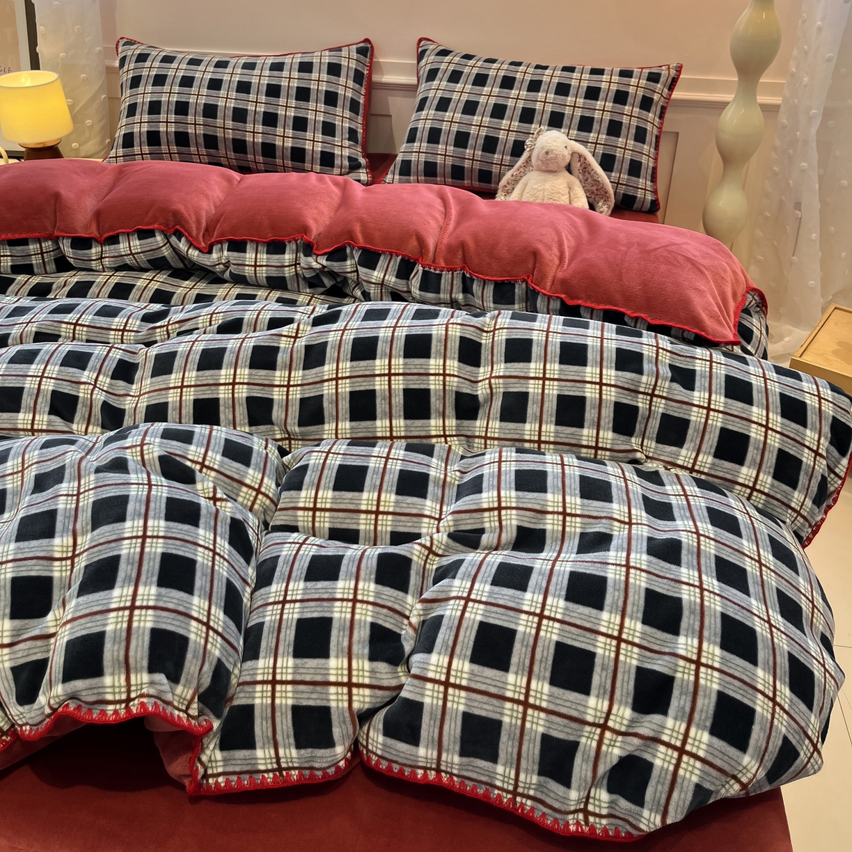 91家纺网 家纺一手货源 找家纺 如一 2025新款A类高克重牛奶绒印花三角针工艺四件套 英伦蓝