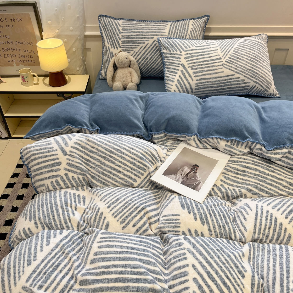 91家纺网 家纺一手货源 找家纺 如一 2025新款A类高克重牛奶绒印花三角针工艺四件套 秘境蓝