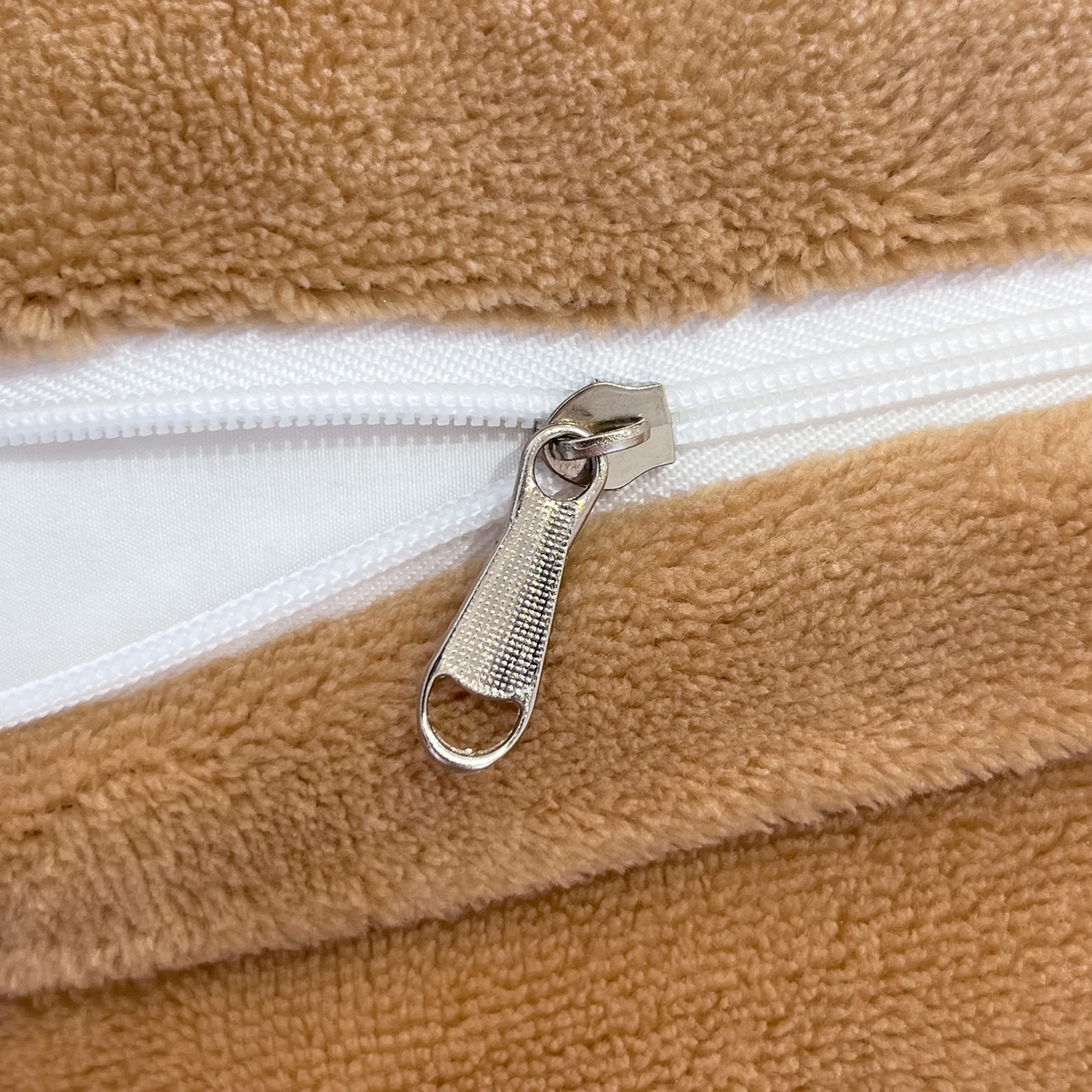 91家纺网 家纺一手货源 找家纺 如一 2025新款A类高克重牛奶绒印花三角针工艺四件套 格韵咖