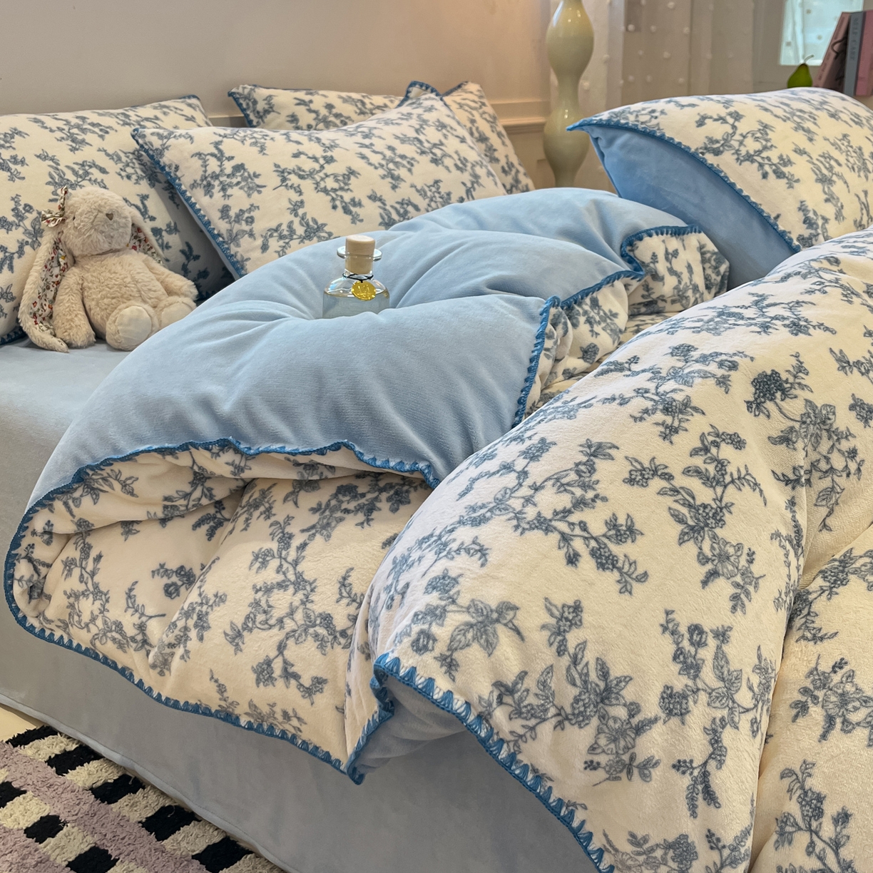 如一 2025新款A类高克重牛奶绒印花三角针工艺四件套 雅韵蓝