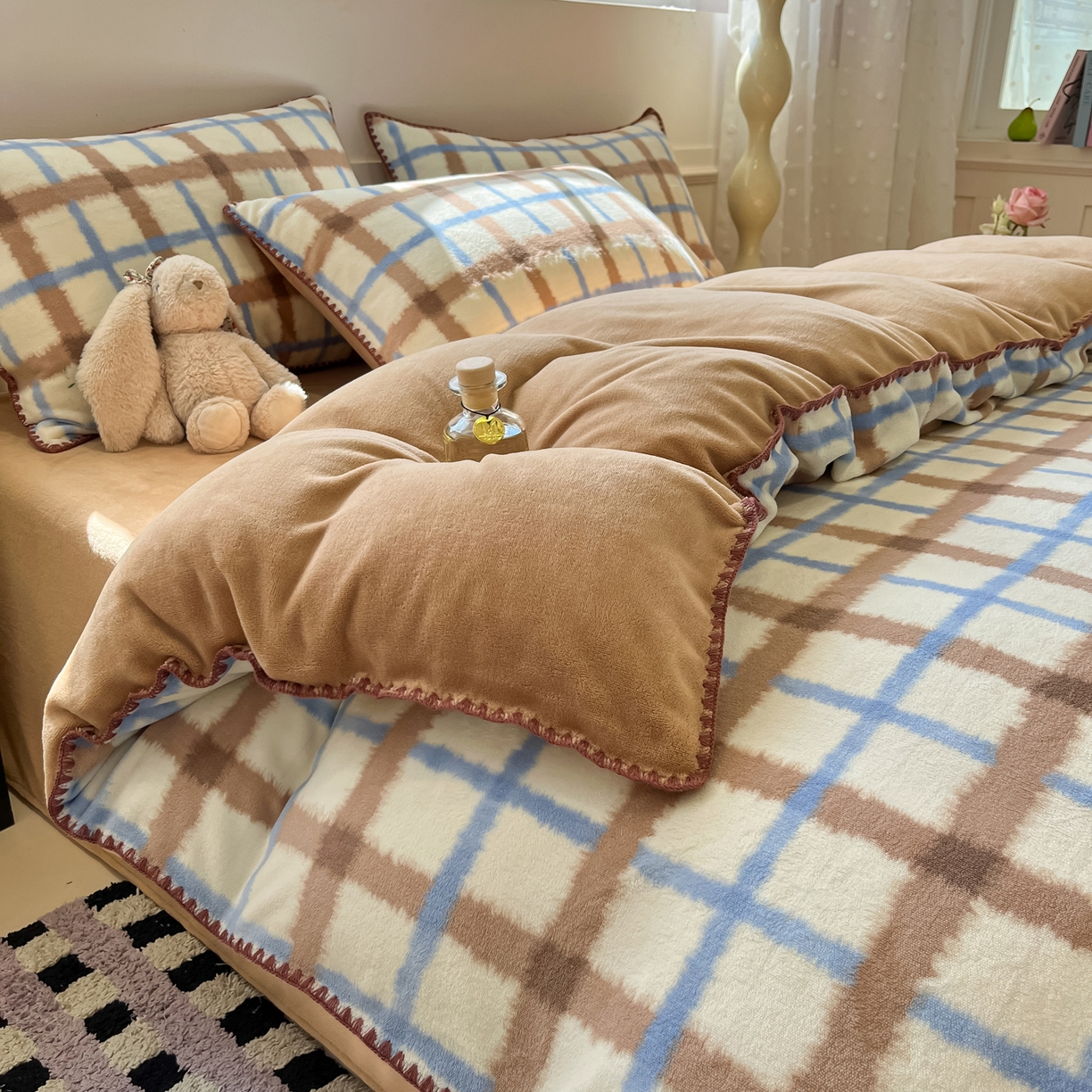 91家纺网 家纺一手货源 找家纺 如一 2025新款A类高克重牛奶绒印花三角针工艺四件套 格韵咖