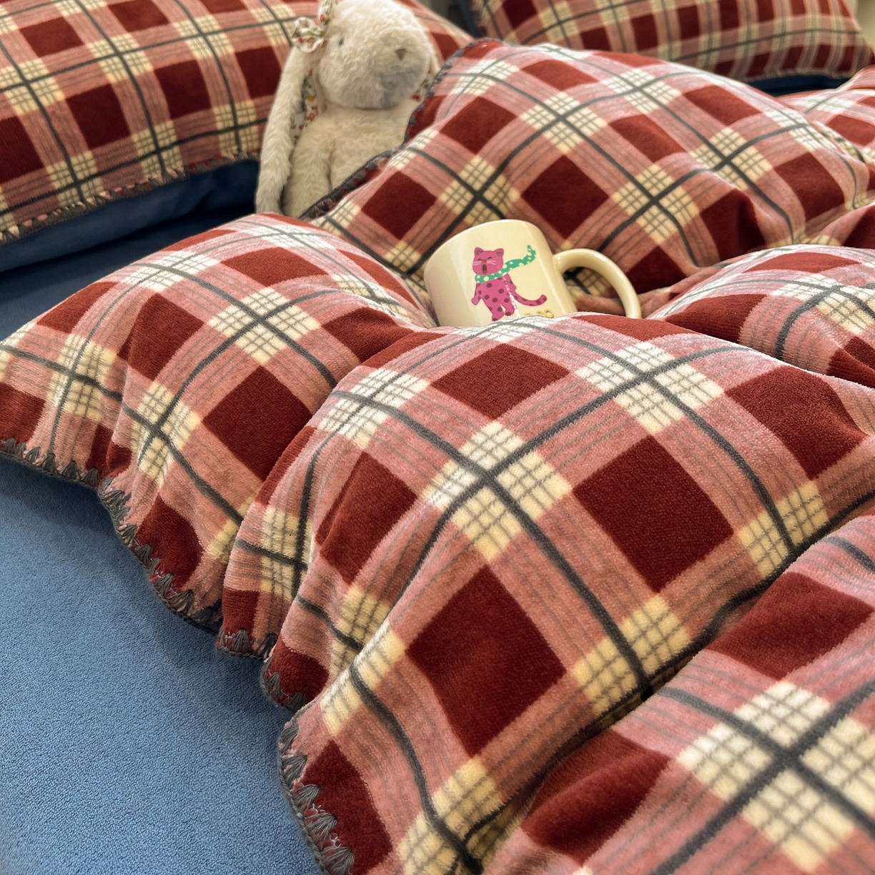 91家纺网 家纺一手货源 找家纺 如一 2025新款A类高克重牛奶绒印花三角针工艺四件套 英伦红