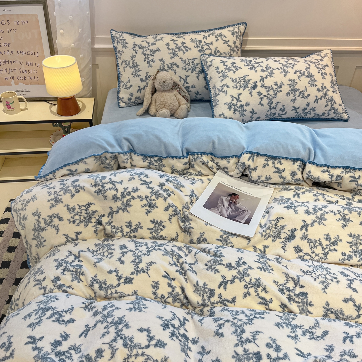 91家纺网 家纺一手货源 找家纺 如一 2025新款A类高克重牛奶绒印花三角针工艺四件套 雅韵蓝