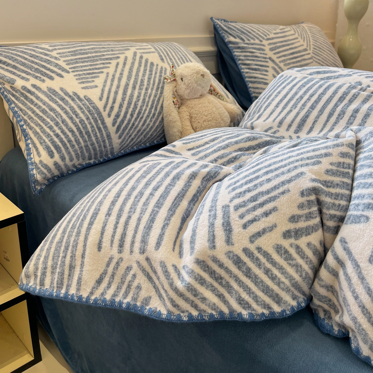 91家纺网 家纺一手货源 找家纺 （总）如一 2025新款A类高克重牛奶绒印花三角针工艺四件套