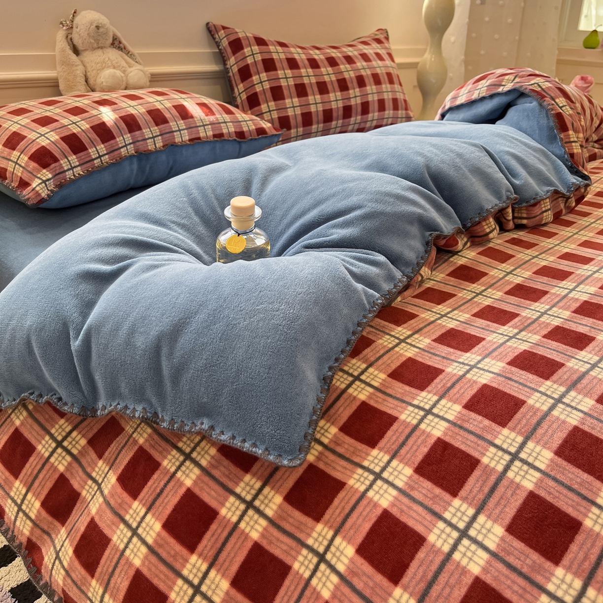 91家纺网 家纺一手货源 找家纺 如一 2025新款A类高克重牛奶绒印花三角针工艺四件套 英伦红