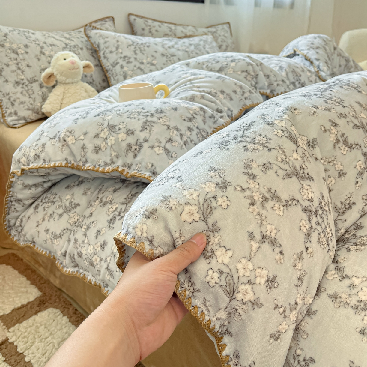 91家纺网 家纺一手货源 找家纺 如一 2025新款A类高克重牛奶绒印花三角针工艺四件套 暗香