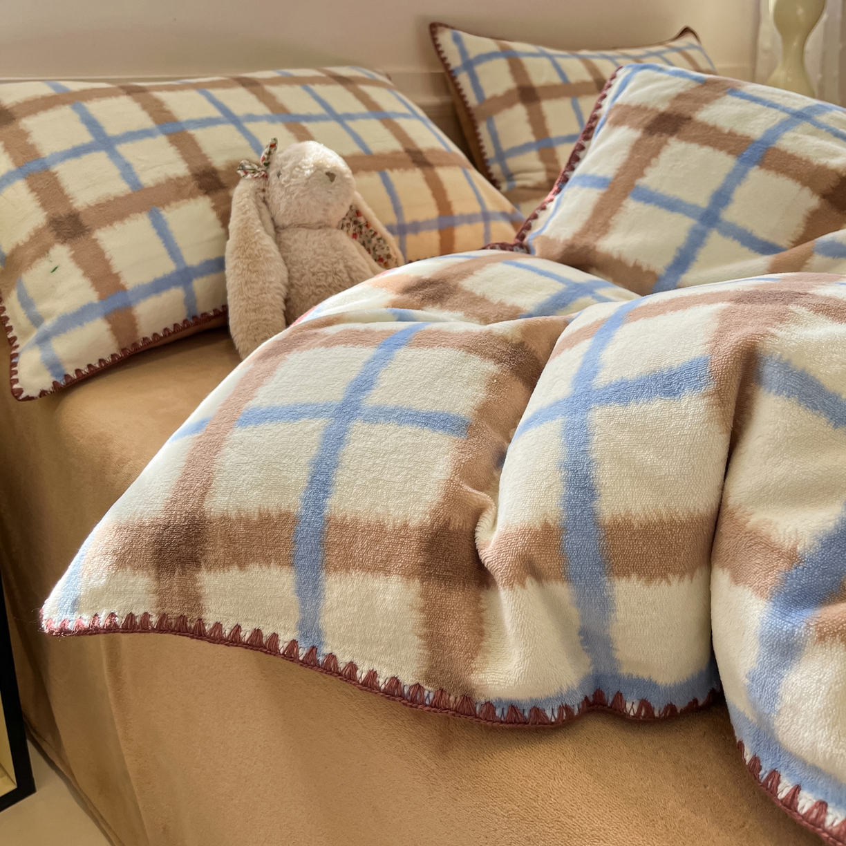 91家纺网 家纺一手货源 找家纺 如一 2025新款A类高克重牛奶绒印花三角针工艺四件套 格韵咖