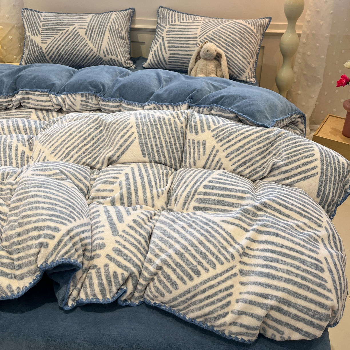 91家纺网 家纺一手货源 找家纺 如一 2025新款A类高克重牛奶绒印花三角针工艺四件套 秘境蓝