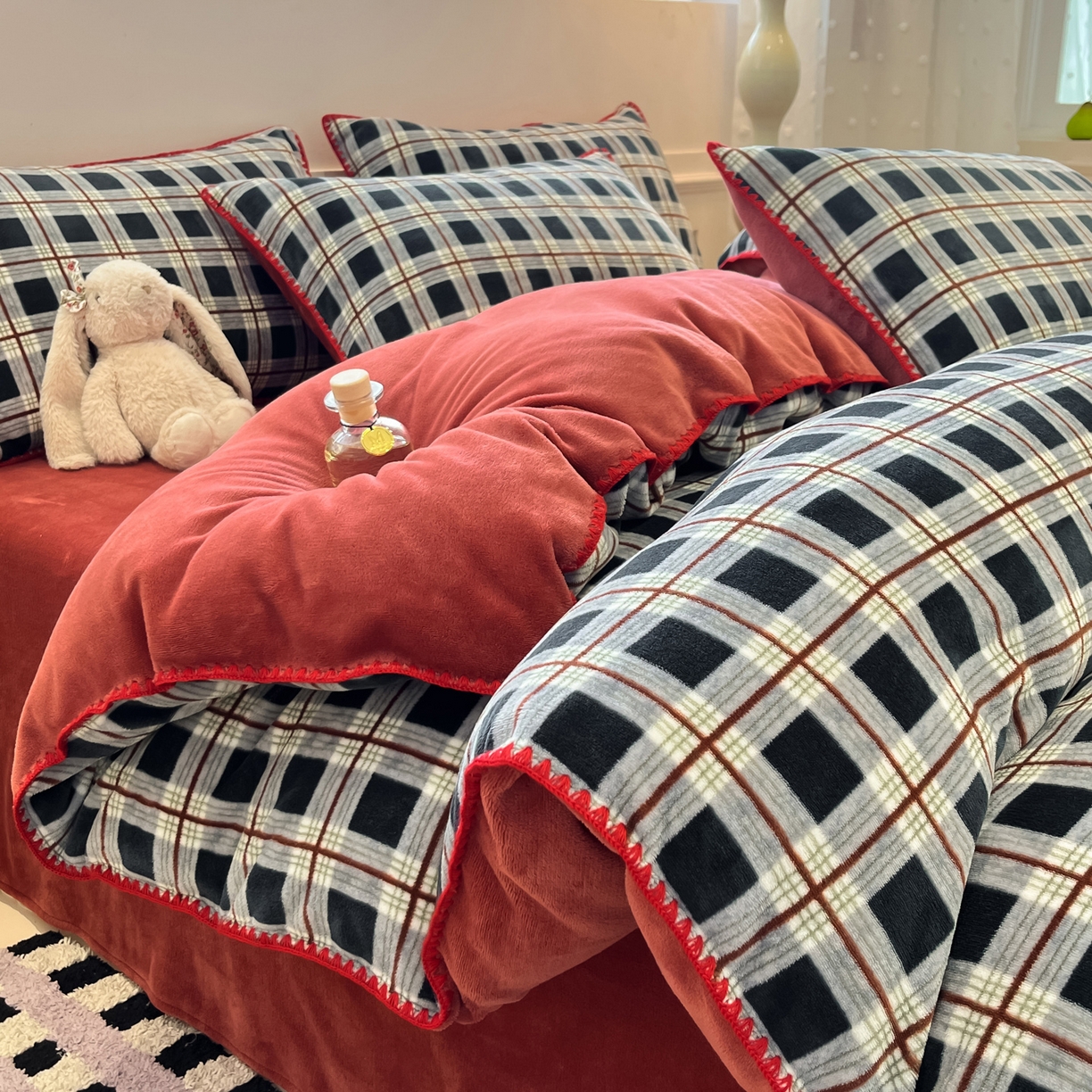 91家纺网 家纺一手货源 找家纺 如一 2025新款A类高克重牛奶绒印花三角针工艺四件套 英伦蓝