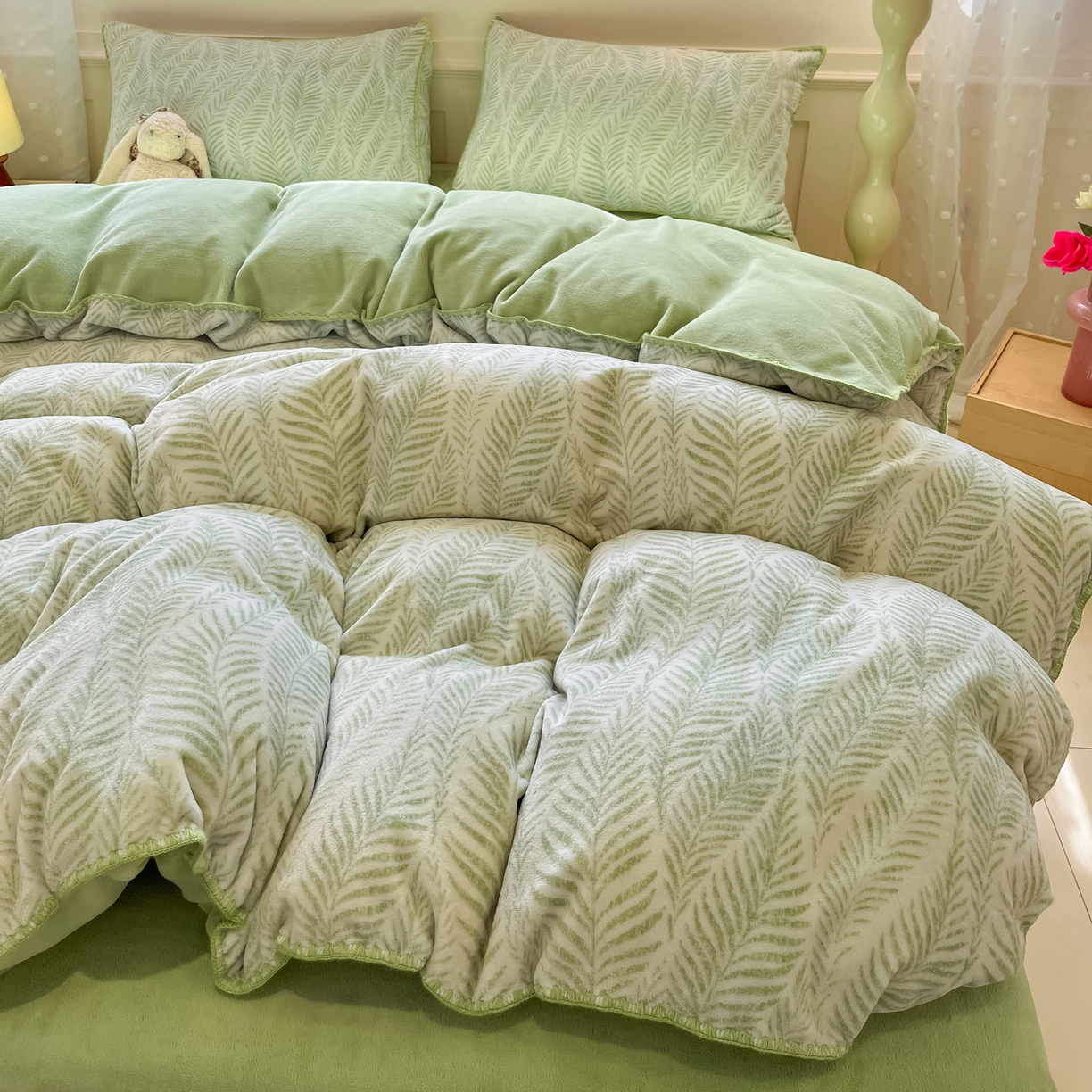 91家纺网 家纺一手货源 找家纺 如一 2025新款A类高克重牛奶绒印花三角针工艺四件套 流年绿