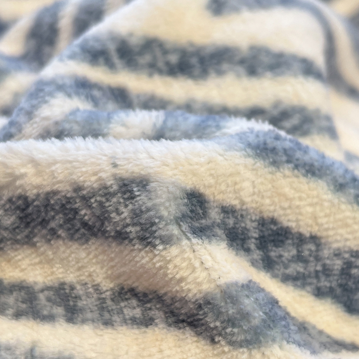 91家纺网 家纺一手货源 找家纺 如一 2025新款A类高克重牛奶绒印花三角针工艺四件套 秘境蓝