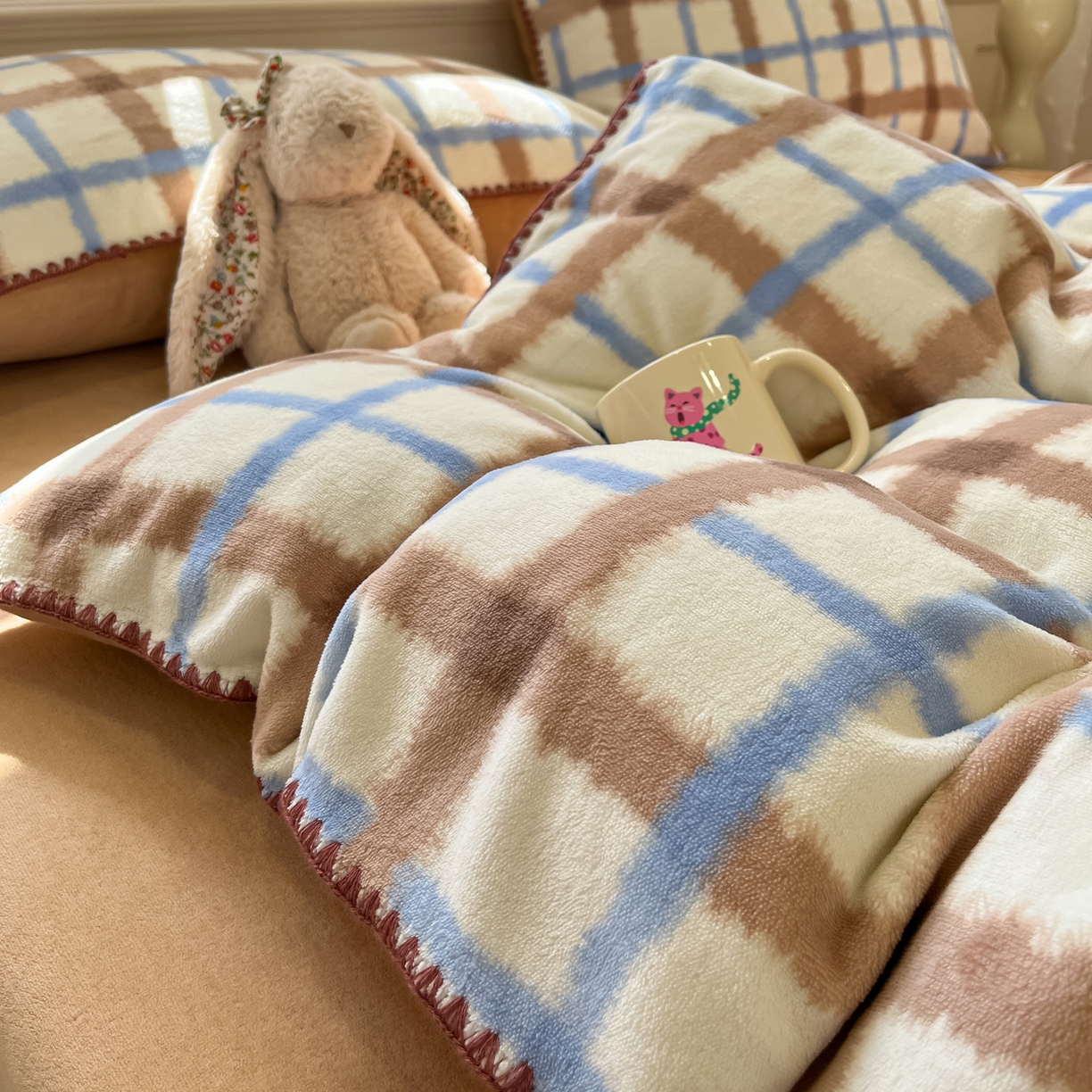 91家纺网 家纺一手货源 找家纺 如一 2025新款A类高克重牛奶绒印花三角针工艺四件套 格韵咖