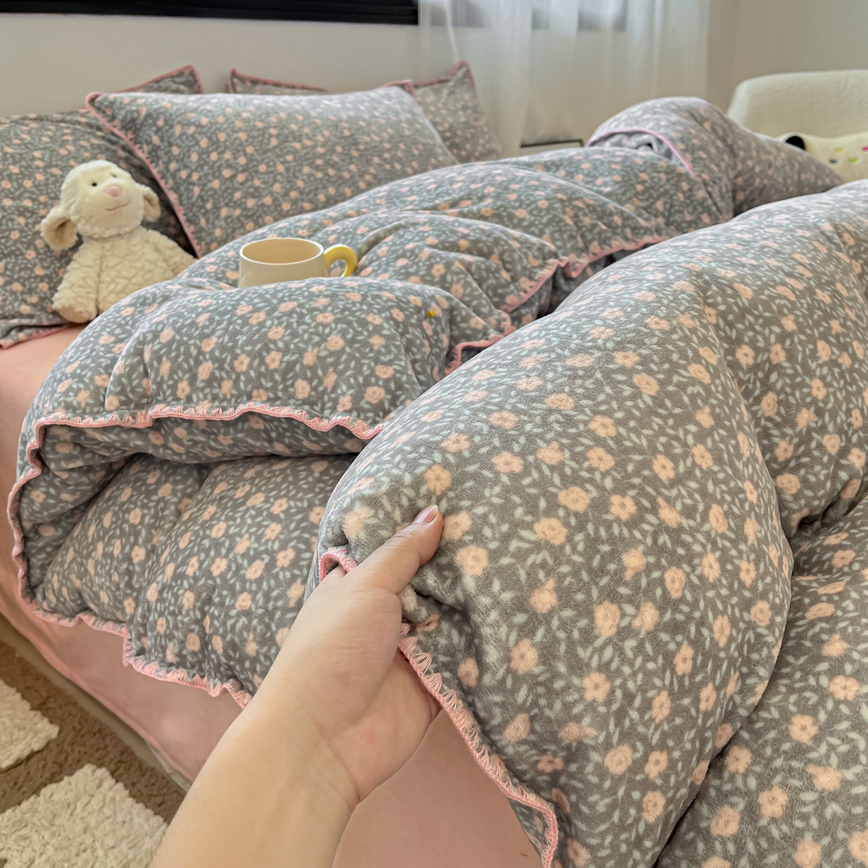 91家纺网 家纺一手货源 找家纺 如一 2025新款A类高克重牛奶绒印花三角针工艺四件套 芒种