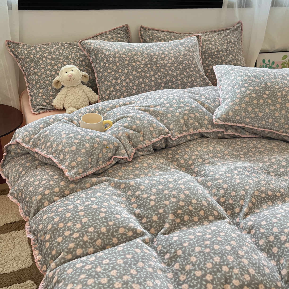 91家纺网 家纺一手货源 找家纺 如一 2025新款A类高克重牛奶绒印花三角针工艺四件套 芒种