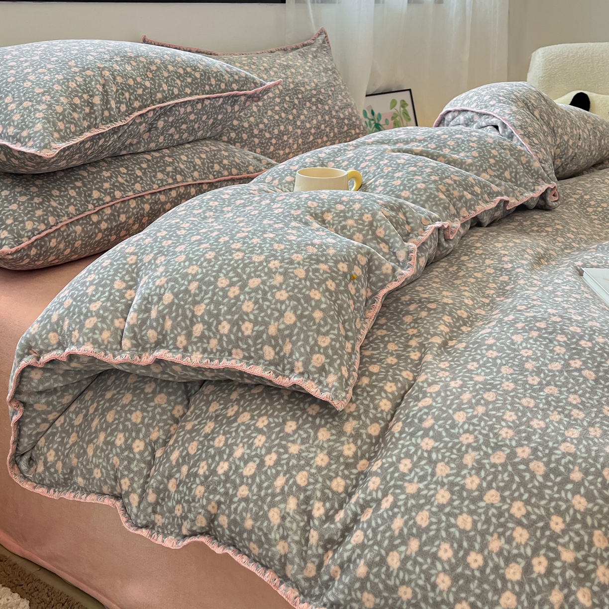 91家纺网 家纺一手货源 找家纺 如一 2025新款A类高克重牛奶绒印花三角针工艺四件套 芒种