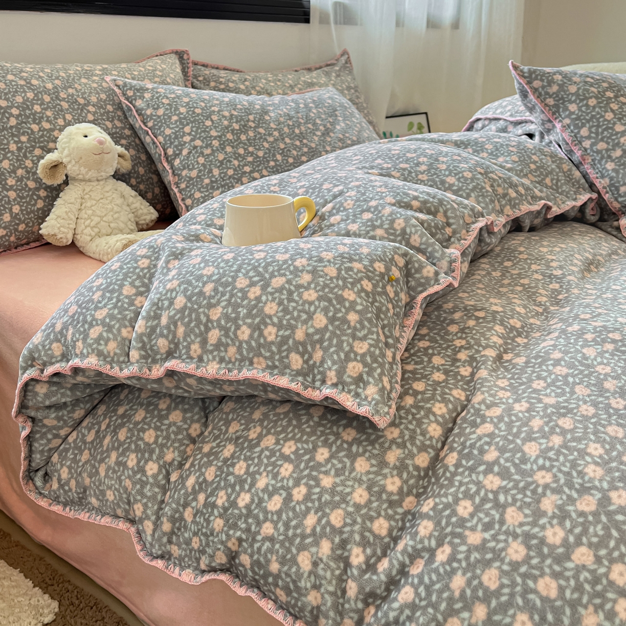 91家纺网 家纺一手货源 找家纺 如一 2025新款A类高克重牛奶绒印花三角针工艺四件套 芒种