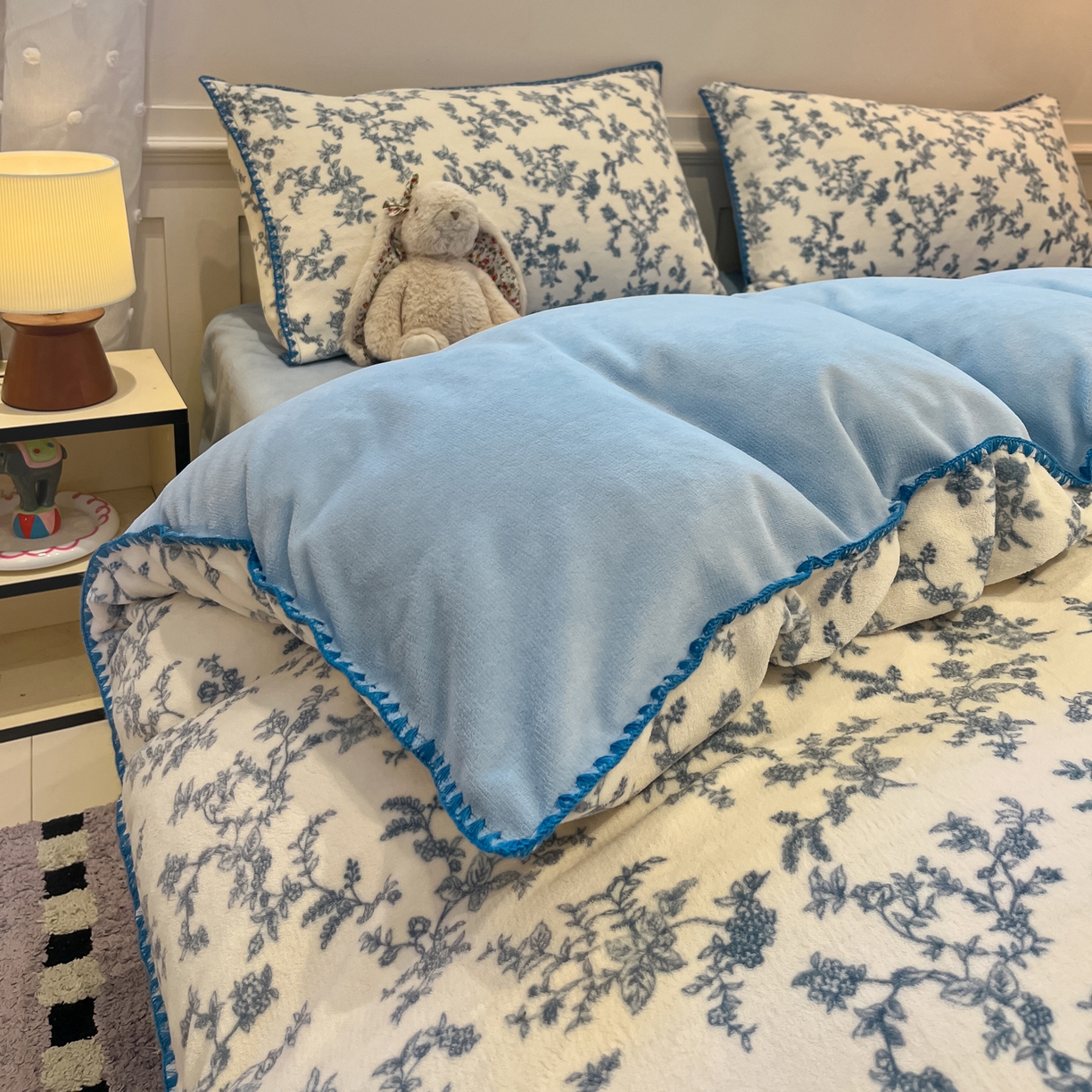 91家纺网 家纺一手货源 找家纺 如一 2025新款A类高克重牛奶绒印花三角针工艺四件套 雅韵蓝