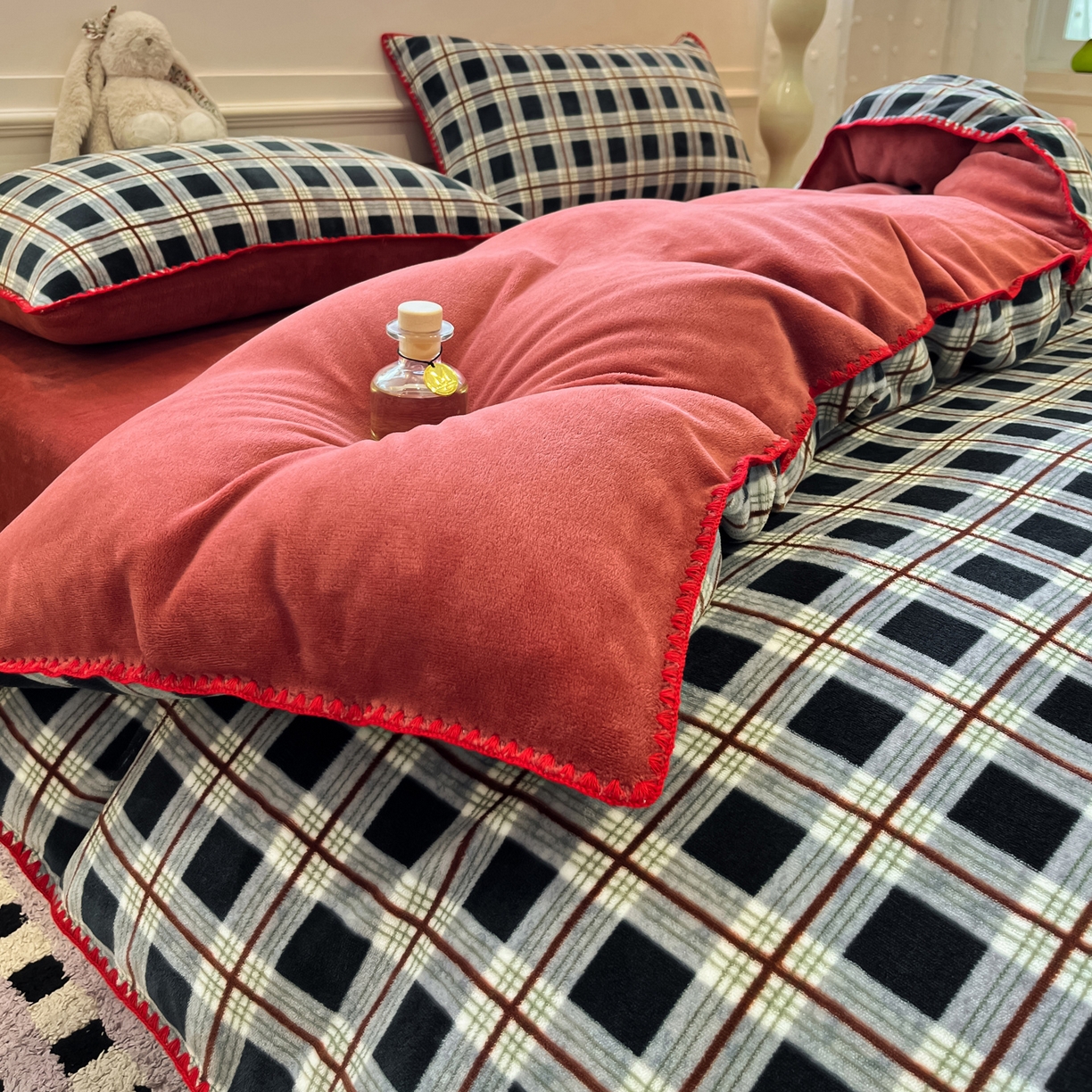 91家纺网 家纺一手货源 找家纺 如一 2025新款A类高克重牛奶绒印花三角针工艺四件套 英伦蓝