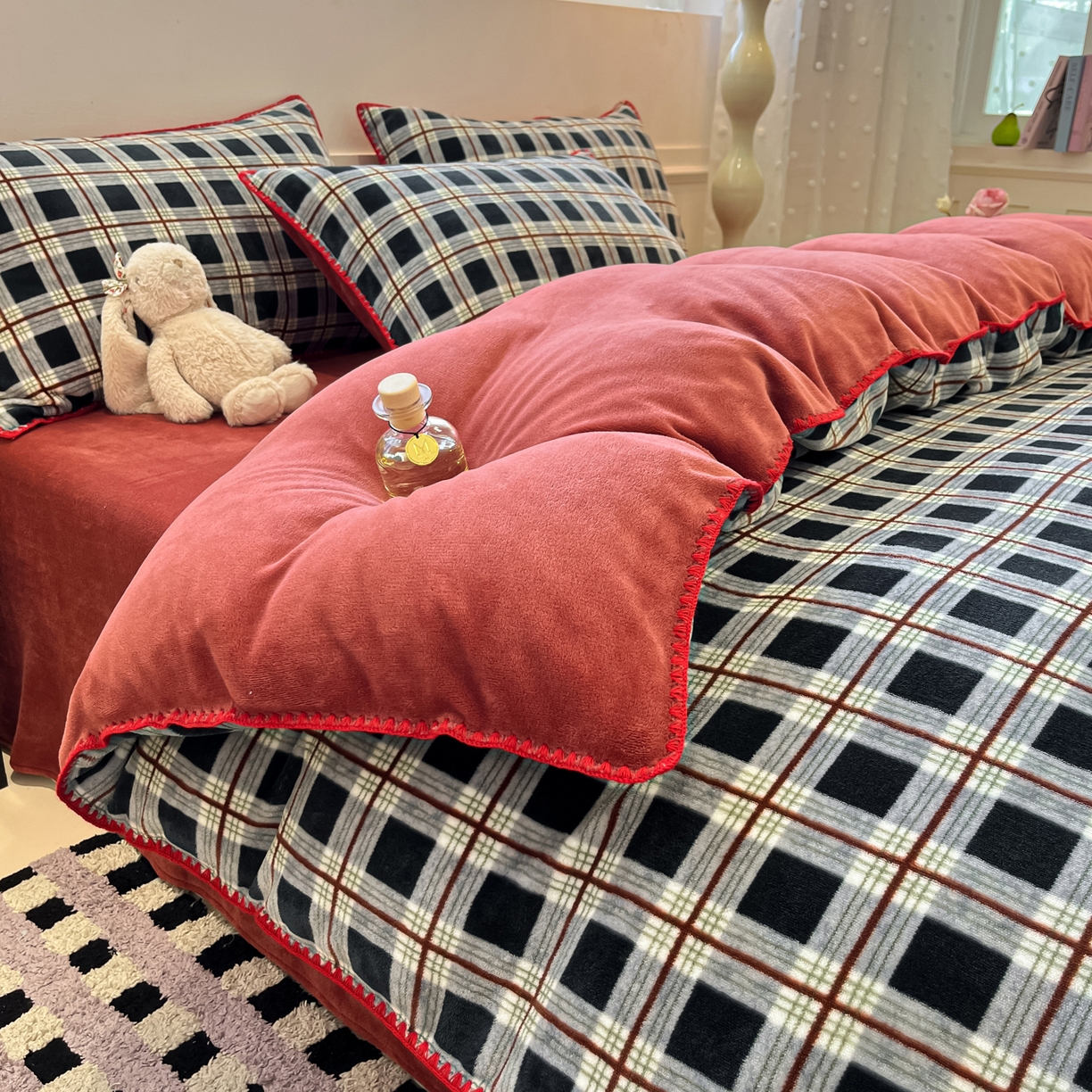 91家纺网 家纺一手货源 找家纺 如一 2025新款A类高克重牛奶绒印花三角针工艺四件套 英伦蓝