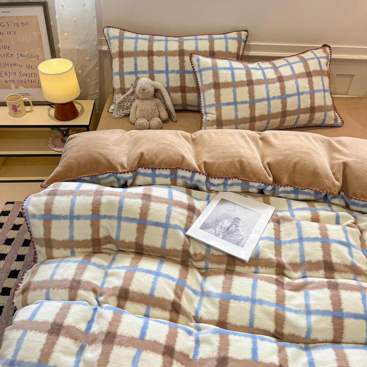 91家纺网 家纺一手货源 找家纺 如一 2025新款A类高克重牛奶绒印花三角针工艺四件套 格韵咖