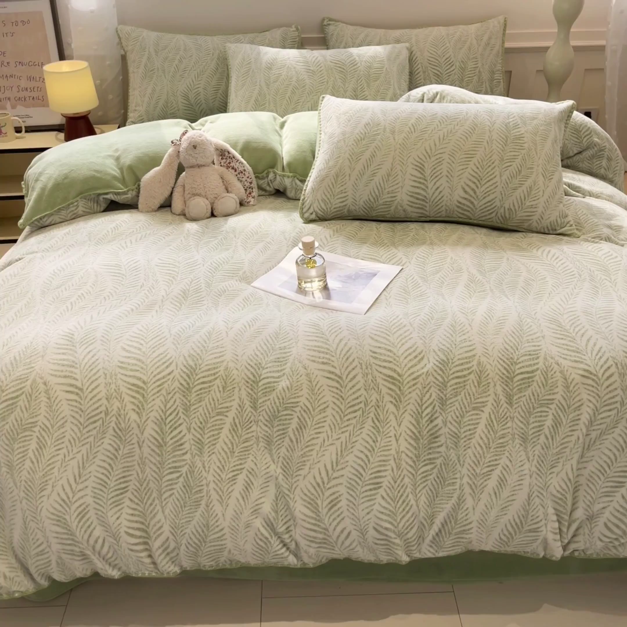 91家纺网 家纺一手货源 找家纺 如一 2025新款A类高克重牛奶绒印花三角针工艺四件套 流年绿