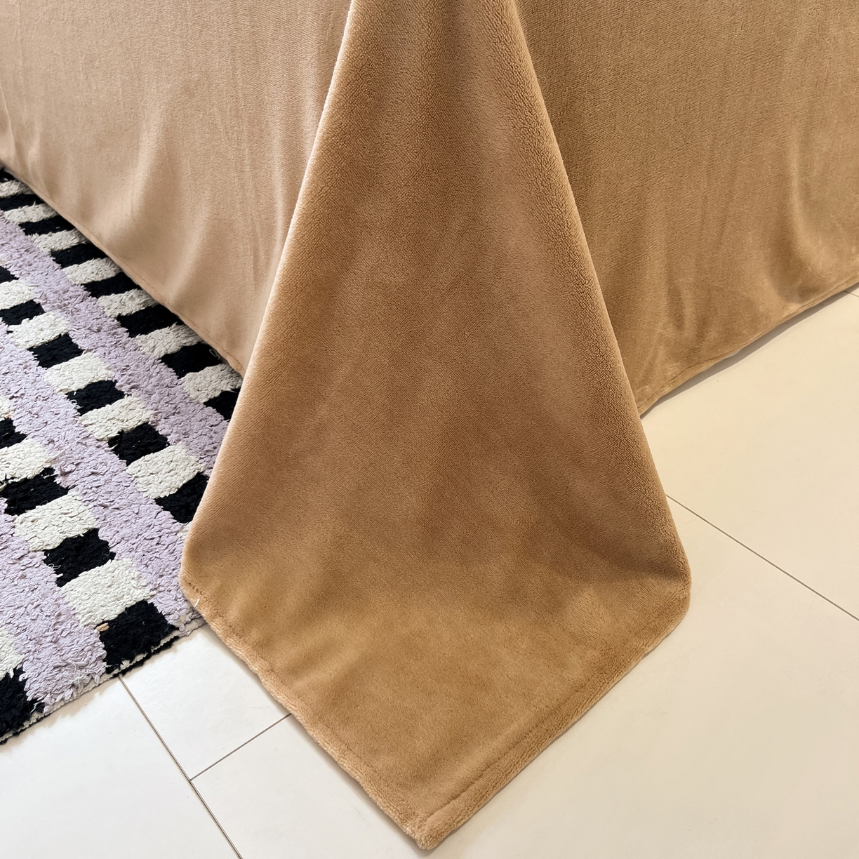 91家纺网 家纺一手货源 找家纺 如一 2025新款A类高克重牛奶绒印花三角针工艺四件套 格韵咖